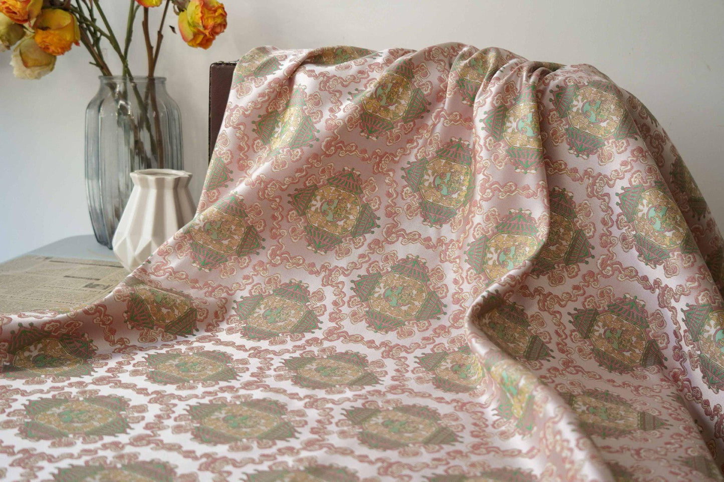 Tissu brocart Wishful : mélange soie-rayonne de 150 cm de large, pour la confection de cheongsams.