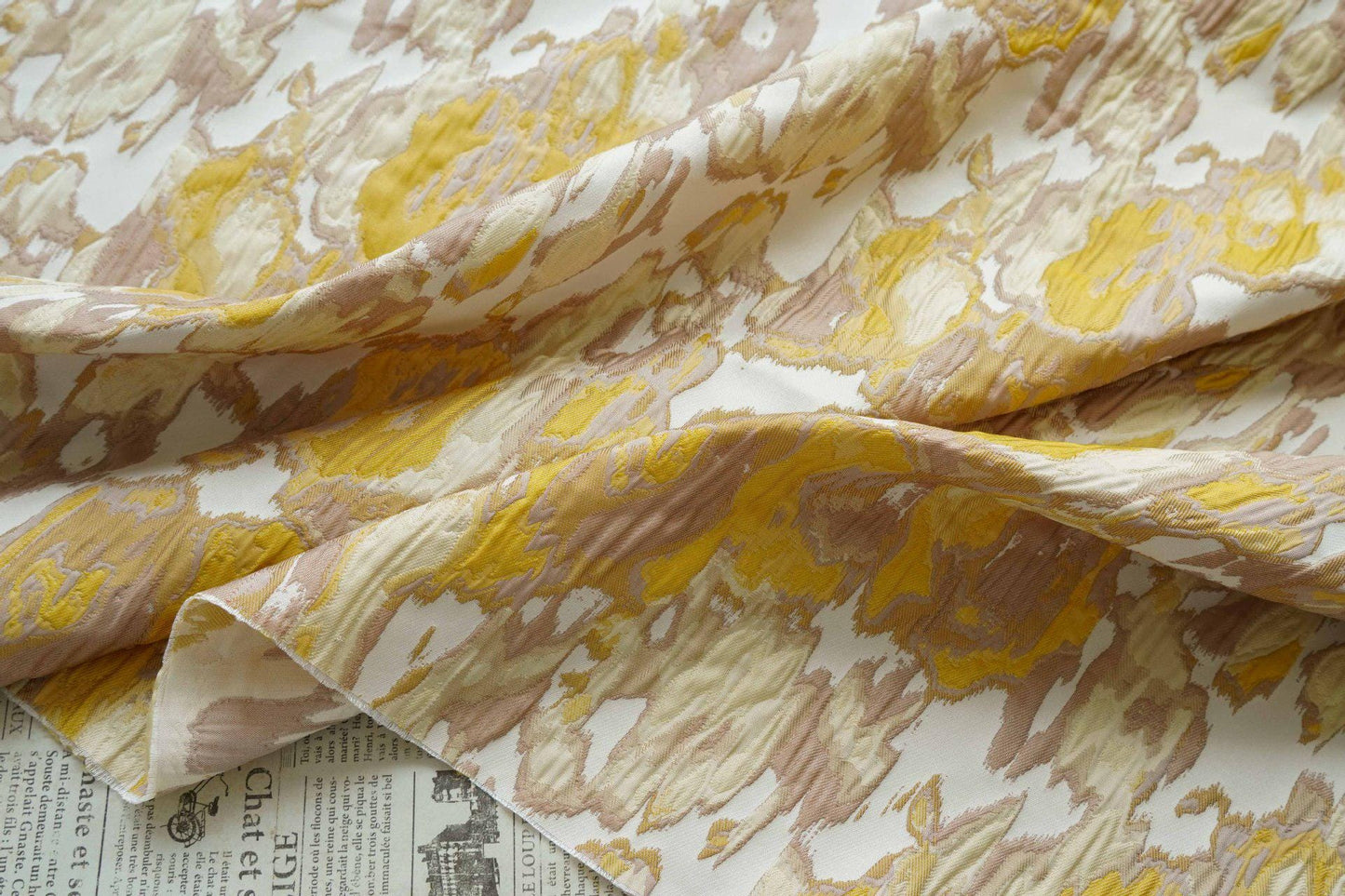 Tissu jacquard gaufré : motif à blocs jaune-brun, 140 cm de large