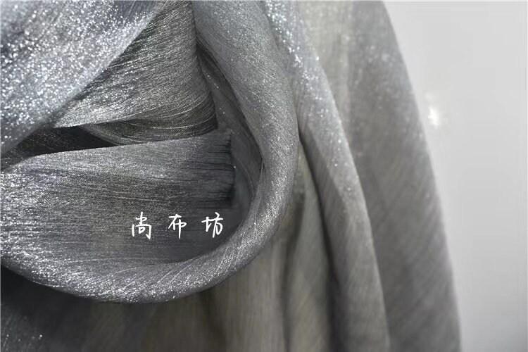 Tissu organza froissé métallisé argenté : texture 3D Gris Glacé, 150 cm de large
