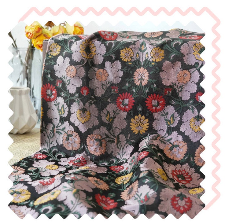 Tissu jacquard à motif floral : polyester texturé 3D, largeur 142 cm