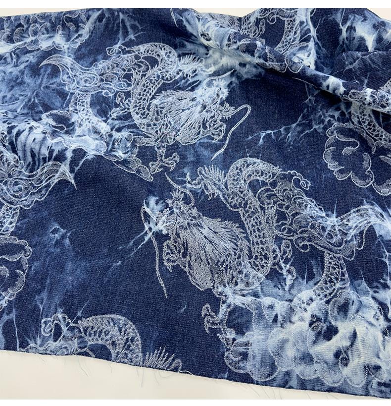 Tissu denim en coton délavé tie-dye : matière jean bleu délavé (170 cm de large)