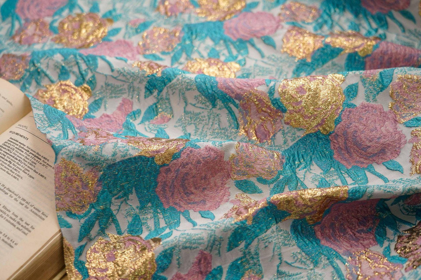 Tissu jacquard à motif floral et fils d'or : texture peinture à l'huile 3D, largeur 140 cm