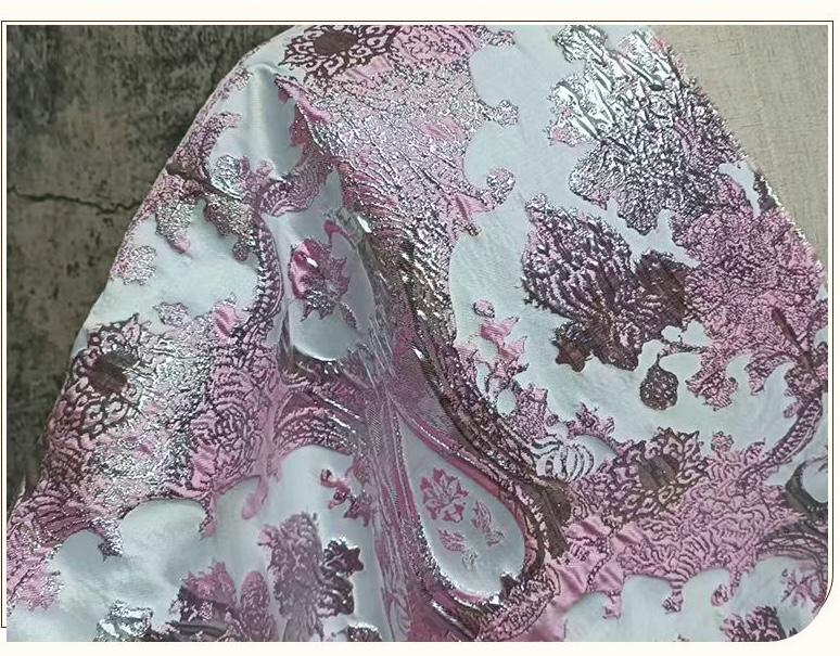 Tissu jacquard métallisé 3D rose, européen et américain, pour vêtements ��� Textile de luxe et de mode Large