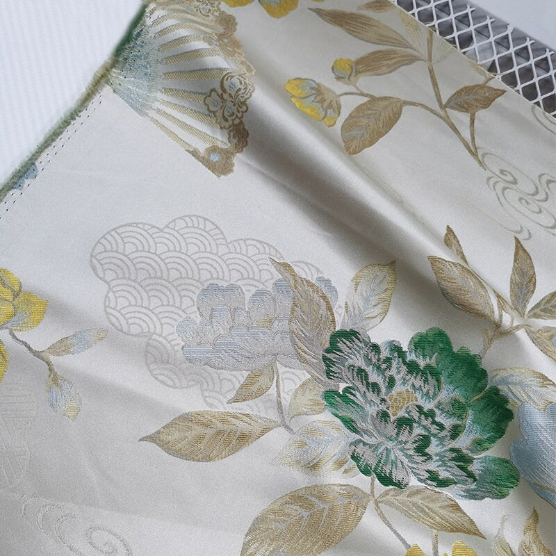 Tissu jacquard floral vintage : motif papillon et fleurs, 145 cm de large