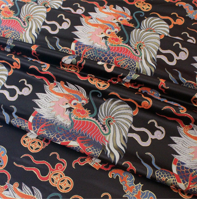 Tissu brocart de soie Kirin : Jacquard noir et rouge, 74 cm de large