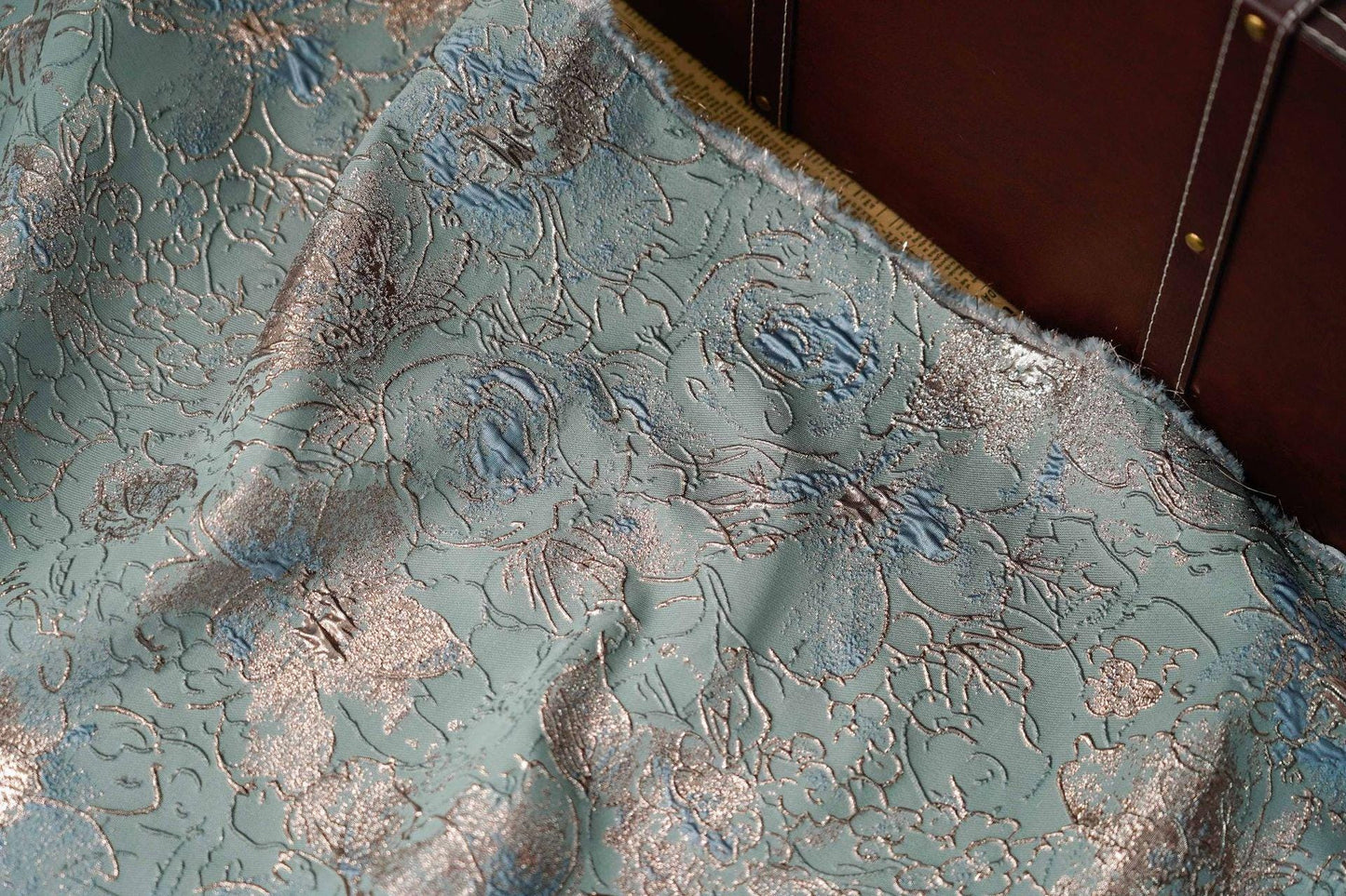 Tissu jacquard floral à fil doré : revêtement d’ameublement coloré en 3D, 137 cm de large