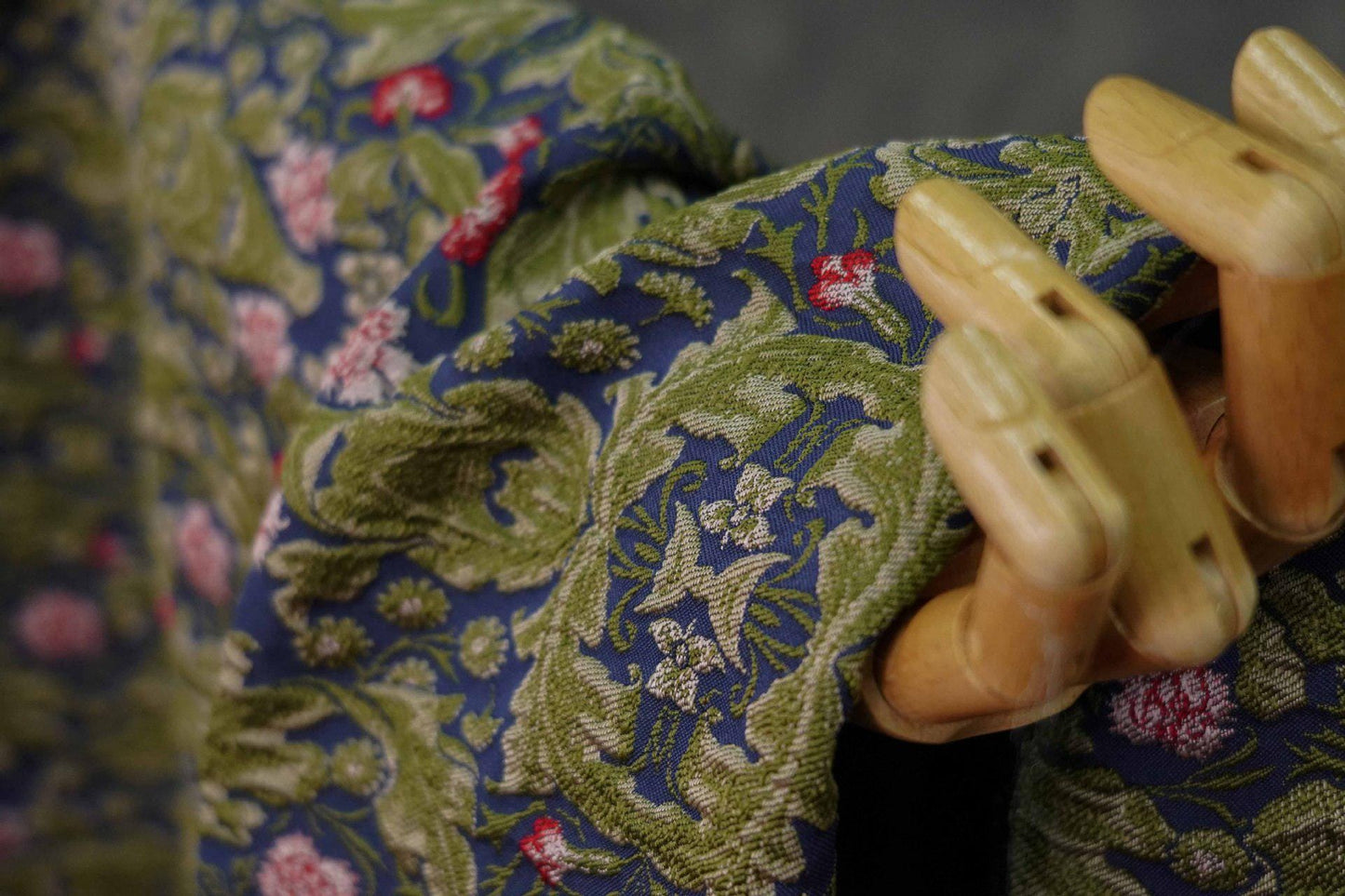 Tissu d'ameublement jacquard à motifs floraux : style victorien-édouardien, 140 cm de large