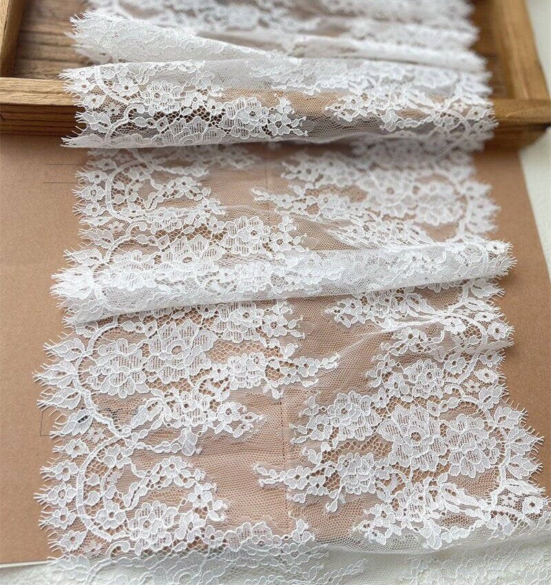 Bordure en dentelle florale blanche : tissu de 29 cm de large pour vêtements, confection de poupées, décoration de mariage