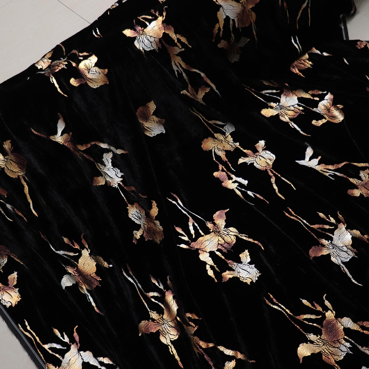 Tissu velours noir : imprimé floral doré, 140 cm de large