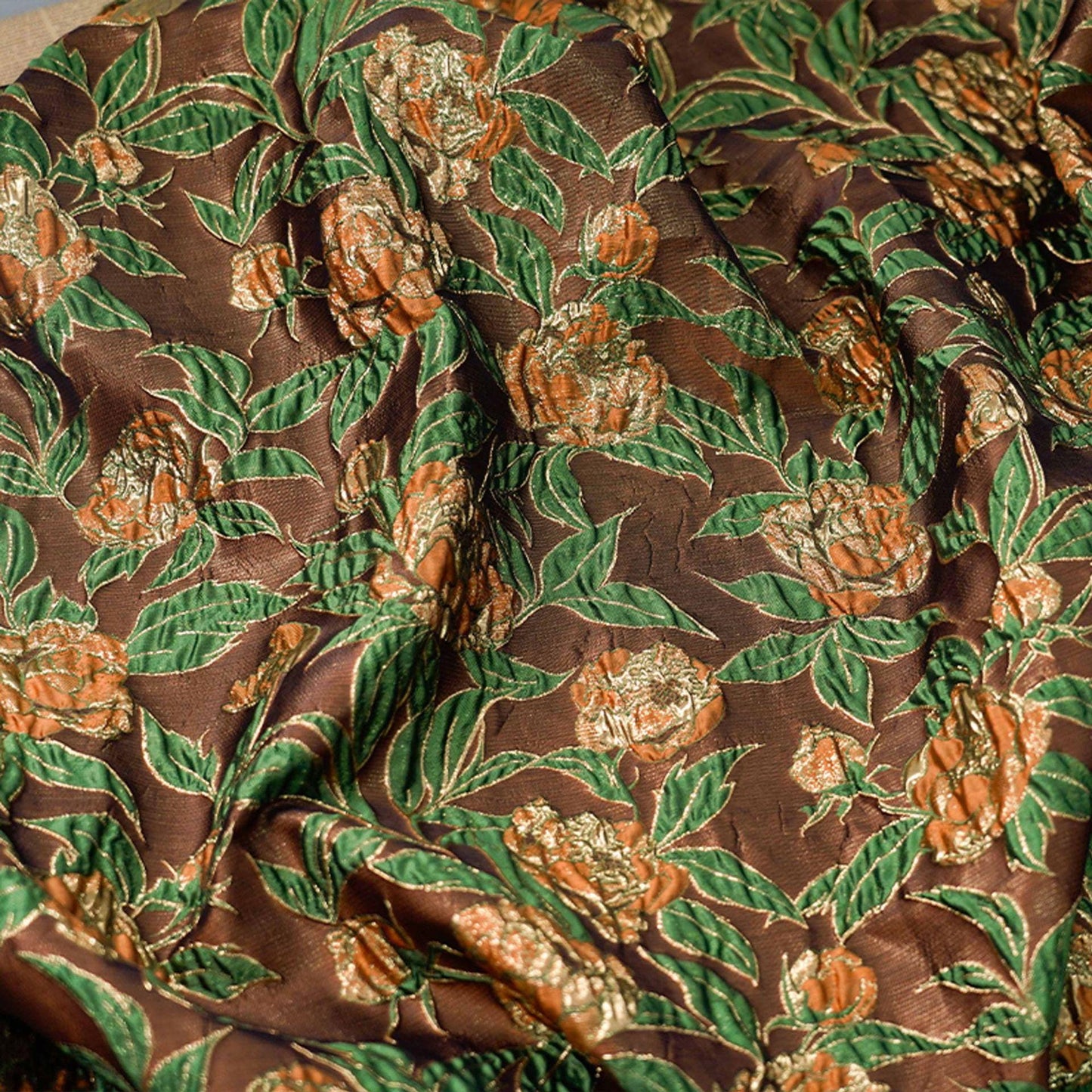 Tissu jacquard à fleurs en relief : fil doré 3D pour ameublement, costumes et décoration - 140 cm de large
