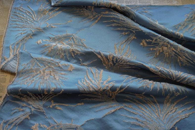 Tissu jacquard brodé : 140 cm de large, motif floral en fil d'or