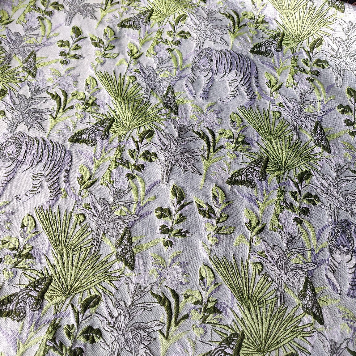 Tissu jacquard tigre : revêtement d’ameublement gaufré de fil doré, 160 cm de large