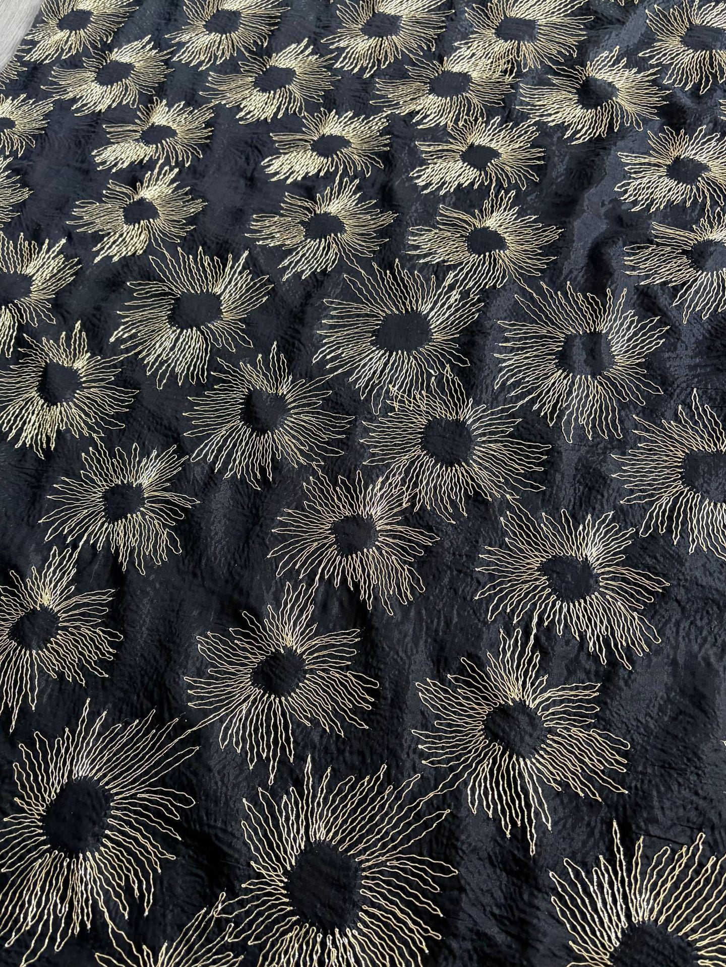 Tissu en soie de mûrier brodé de tournesols et de fils d'or - 114 cm de large