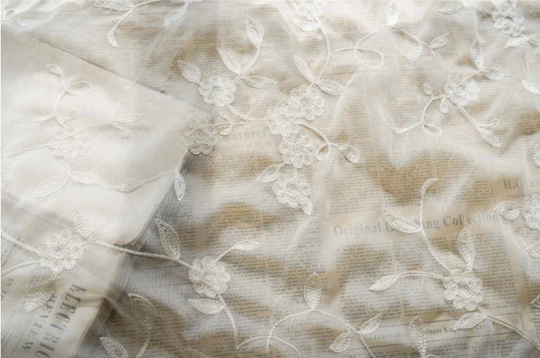 Tissu mousseline brodé de fleurs blanches : matière pour robe en soie 3D