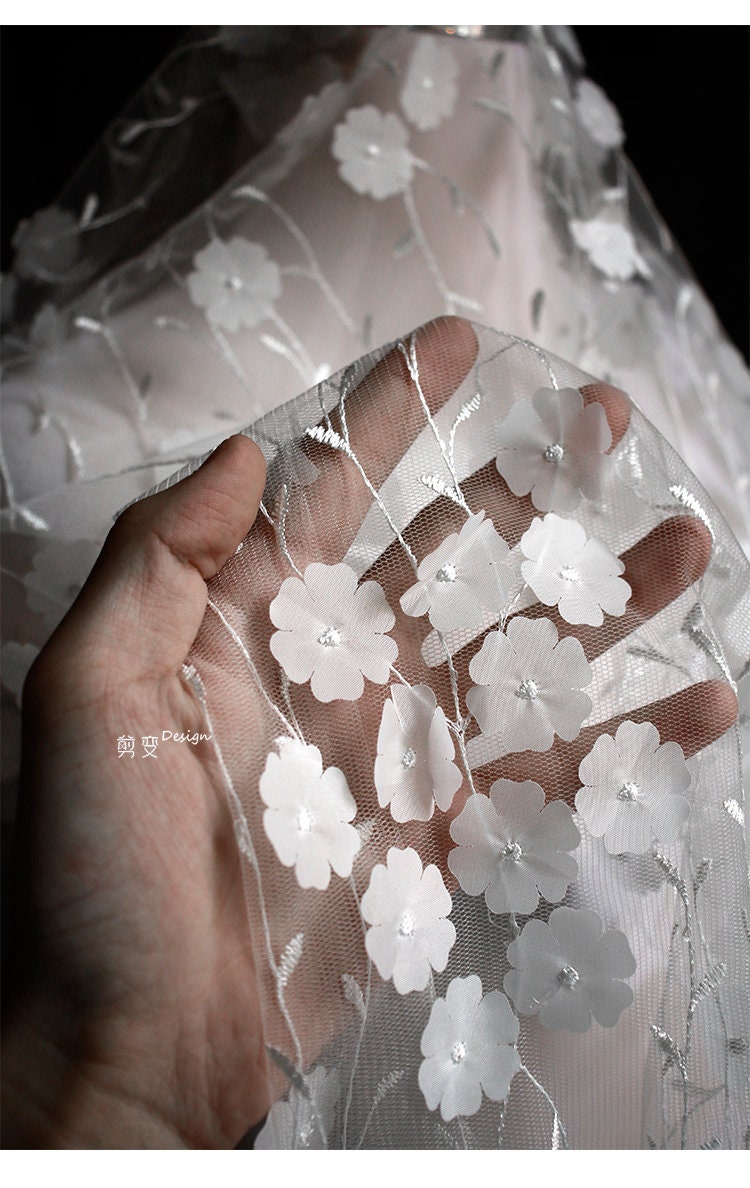 Tissu en dentelle brodée de fleurs : Tulle de 160 cm de large pour mariage ou mariée