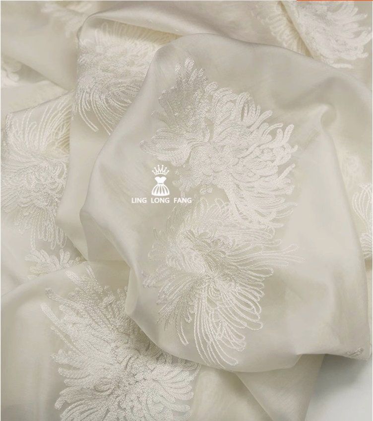 Tissu Tencel brodé de chrysanthèmes : motif 3D, 150 cm de large