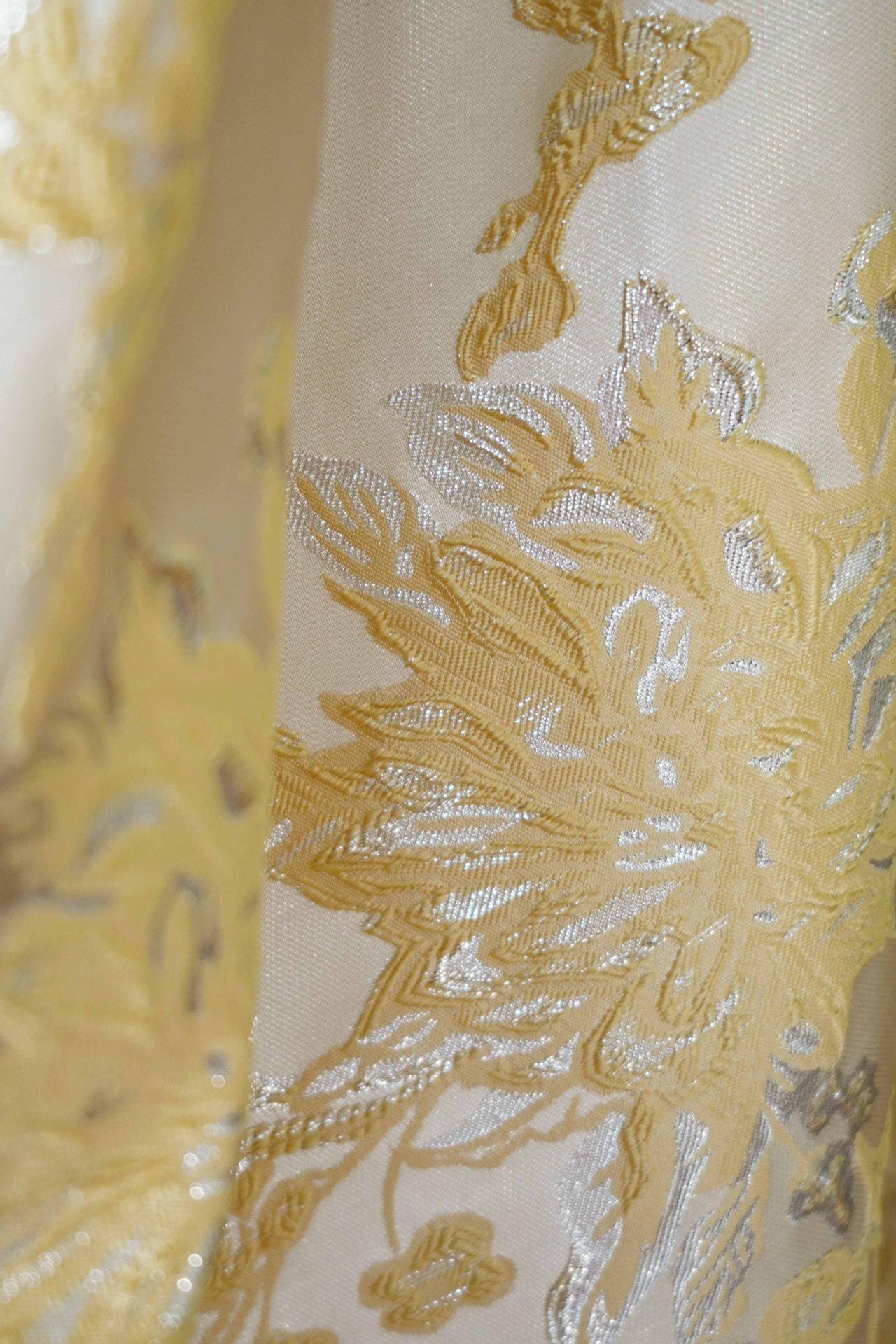 Tissu jacquard à motif floral : texture 3D à fil argenté, largeur 135 cm
