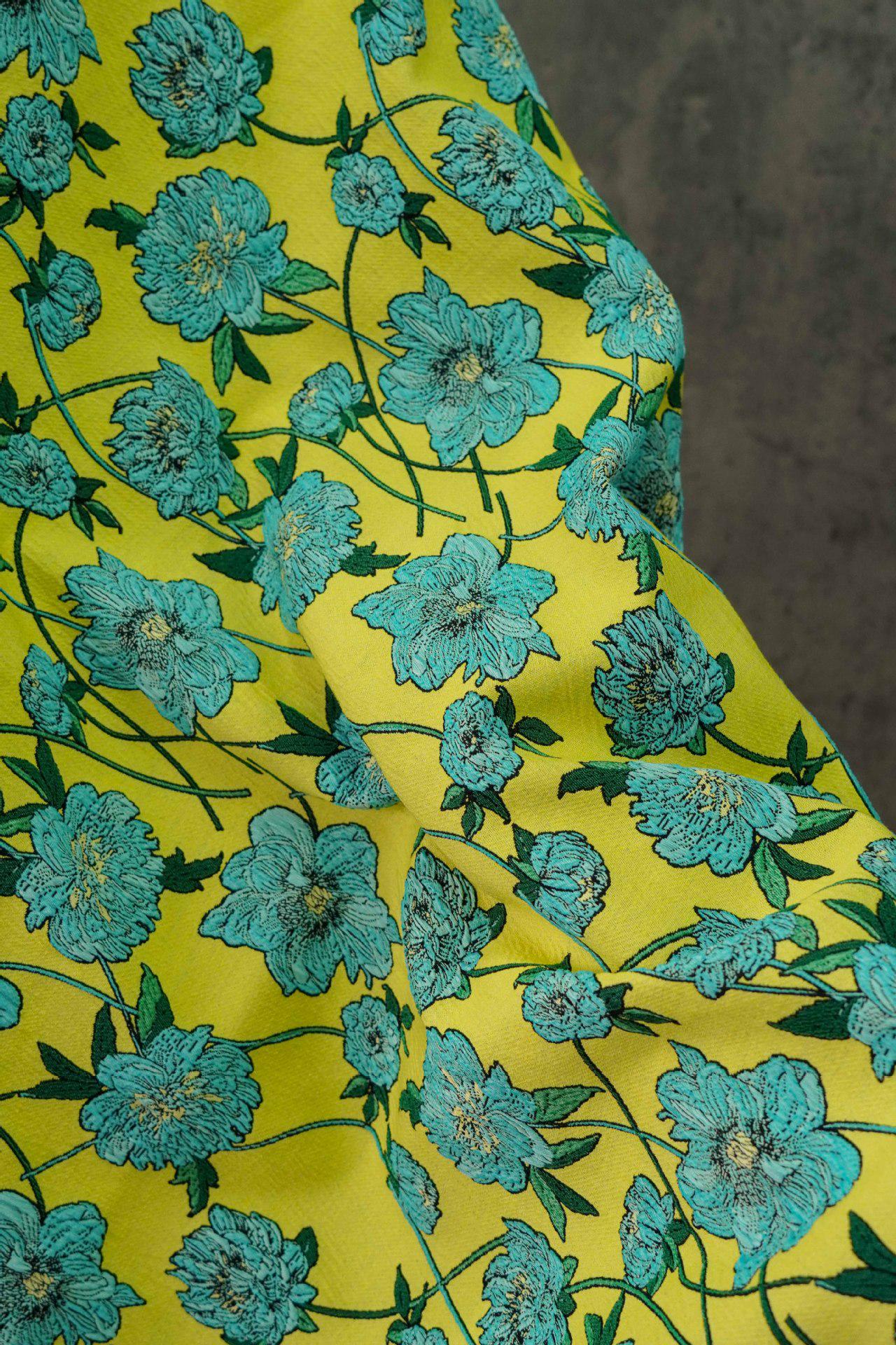 Tissu jacquard réversible : motif floral 3D bleu et jaune, largeur 135 cm