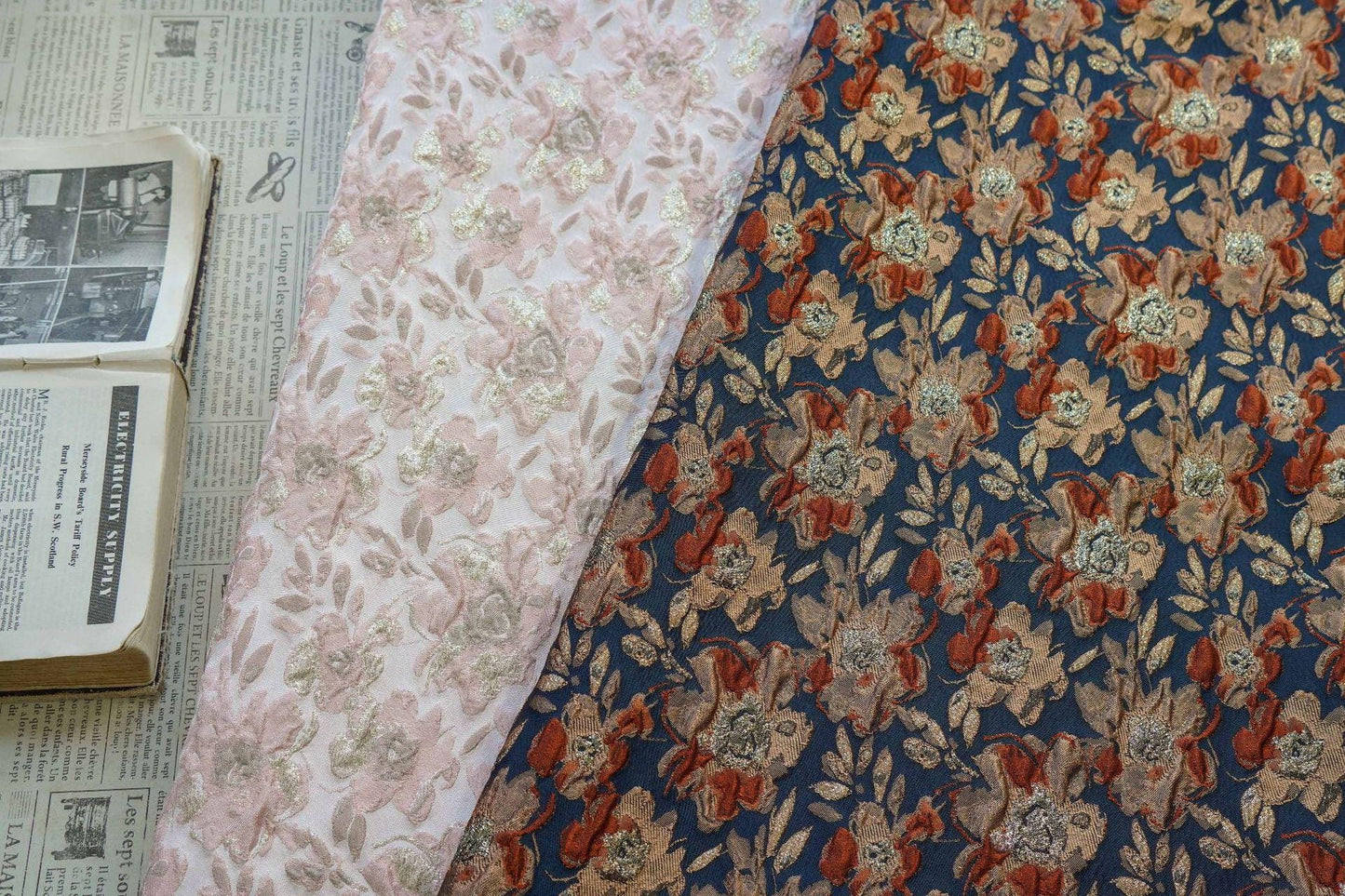 Tissu à motifs floraux en relief avec fil doré : mélange de rayonne 3D vintage, 142 cm de large