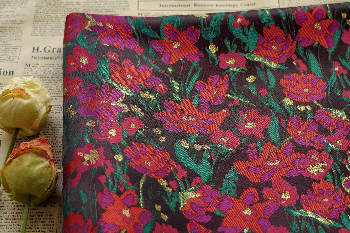 Tissu jacquard à motif floral avec fil doré : texture 3D, largeur 165 cm