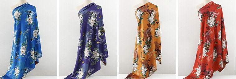 Tissu à imprimé floral papillon : Mélange de polyester et d'élasthanne bleu à motifs botaniques