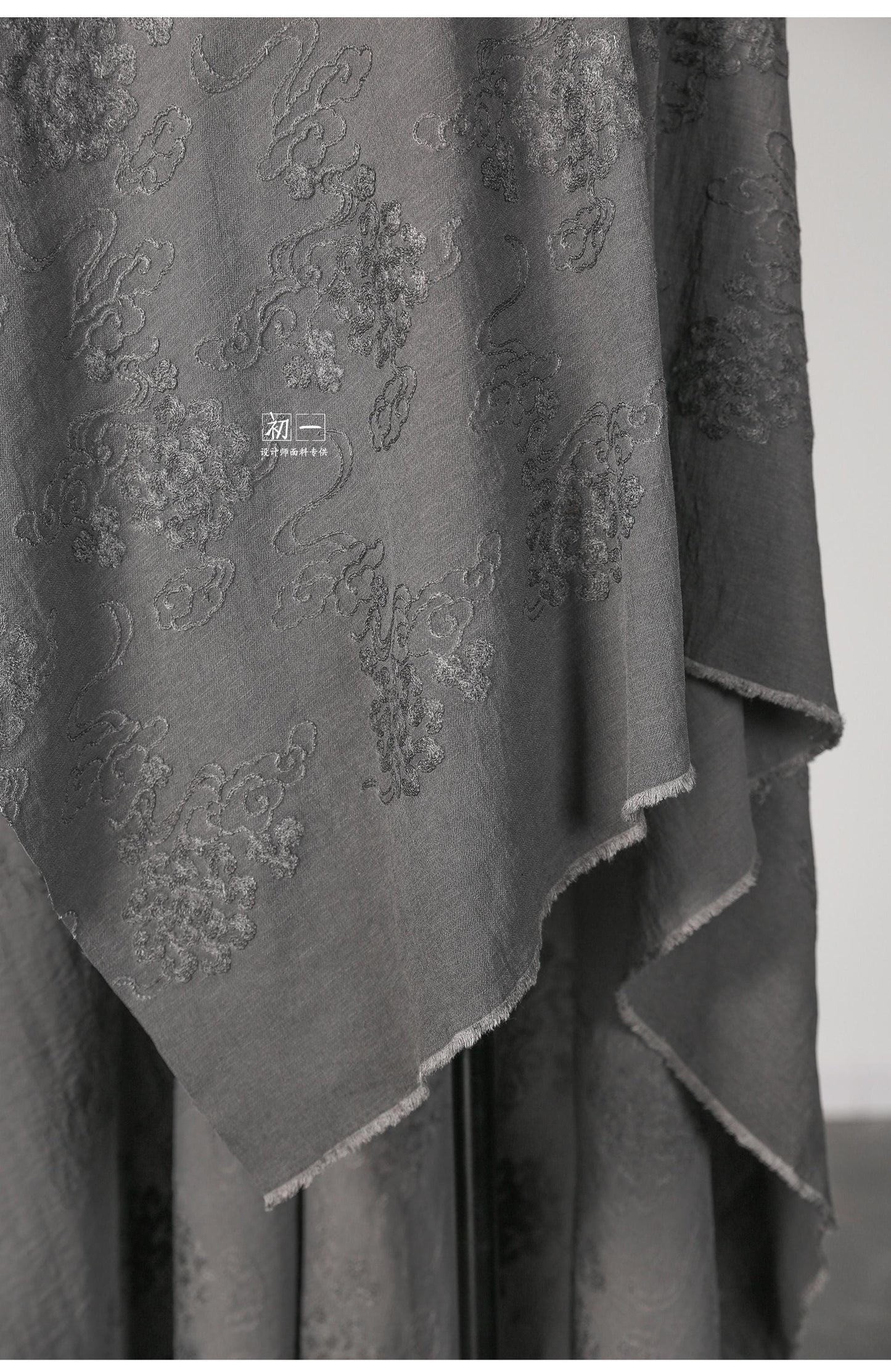 Tissu en coton brodé de motifs floraux : motif nuages, 135 cm de large