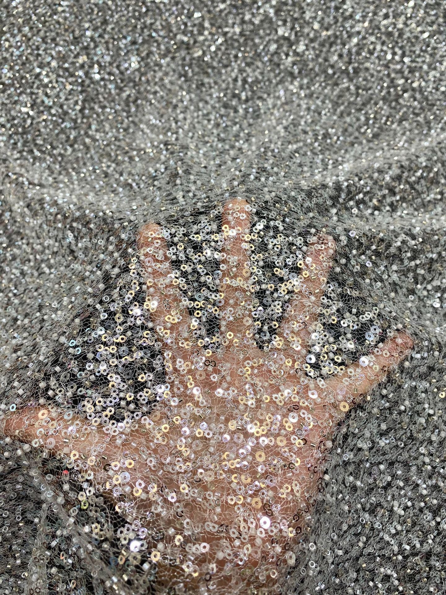 Tissu brodé de sequins et de cristaux : 124 cm de large, matériau pour robe de bal de créateur