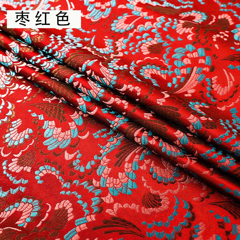 Tissu brocart à motif de plumes de paon : mélange de soie chinoise et de rayonne à fleurs magenta