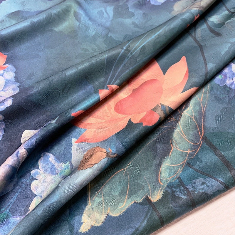 Tissu imprimé fleur de lotus : mélange de polyester et d’élasthanne à motifs botaniques, largeur 140 cm