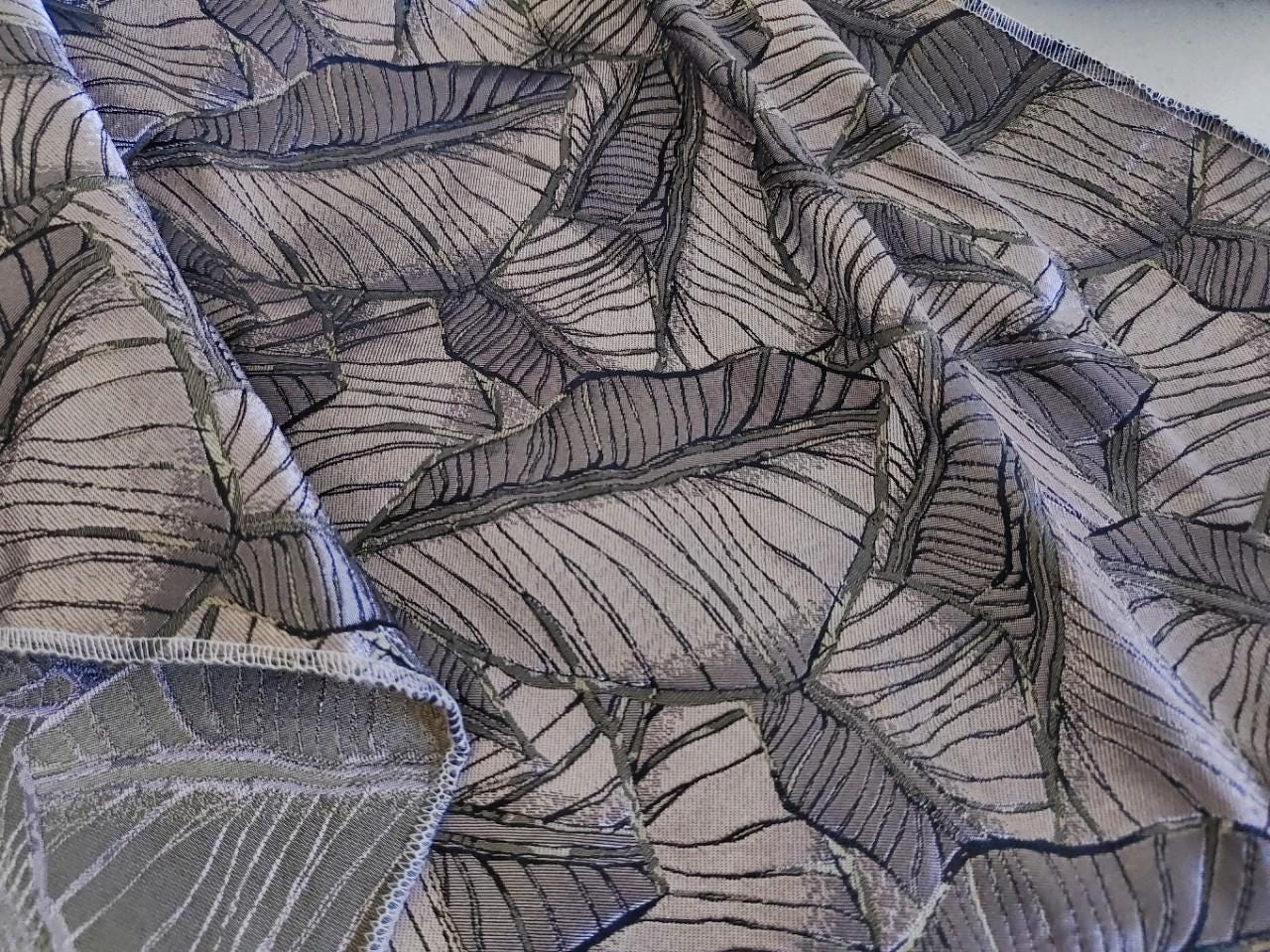 Tissu jacquard à motif de feuilles en relief 3D : matériau d'ameublement marron antique et argent