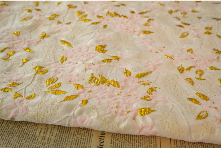 Tissu jacquard floral à fils dorés : 130 cm de large, pour l’ameublement et la confection de costumes