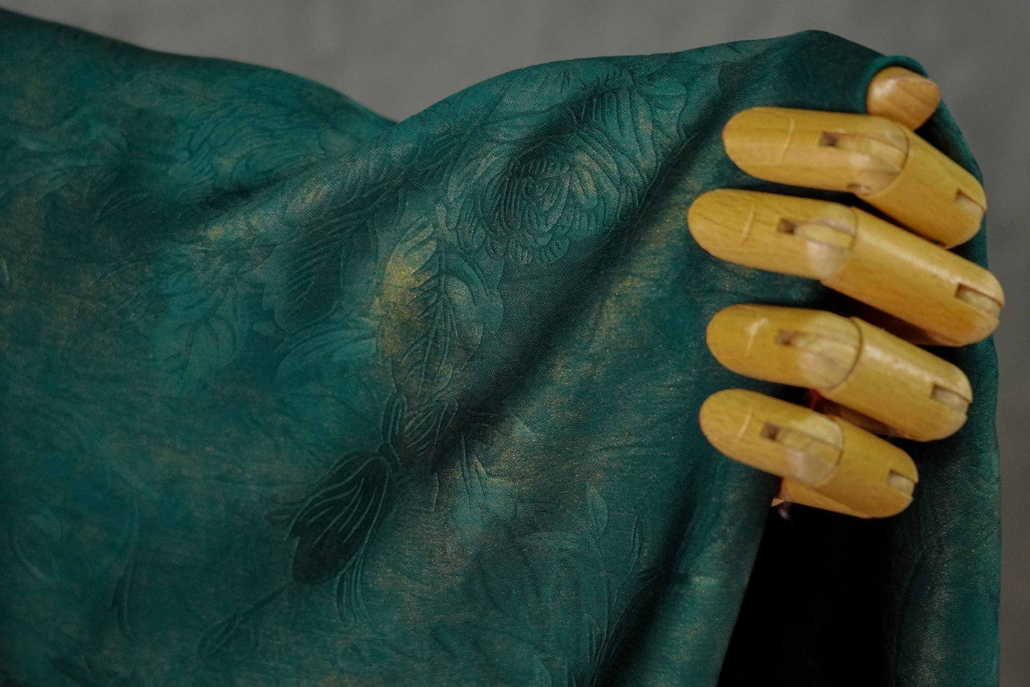 Tissu satin jacquard pivoine vintage ��� Dessin floral soyeux