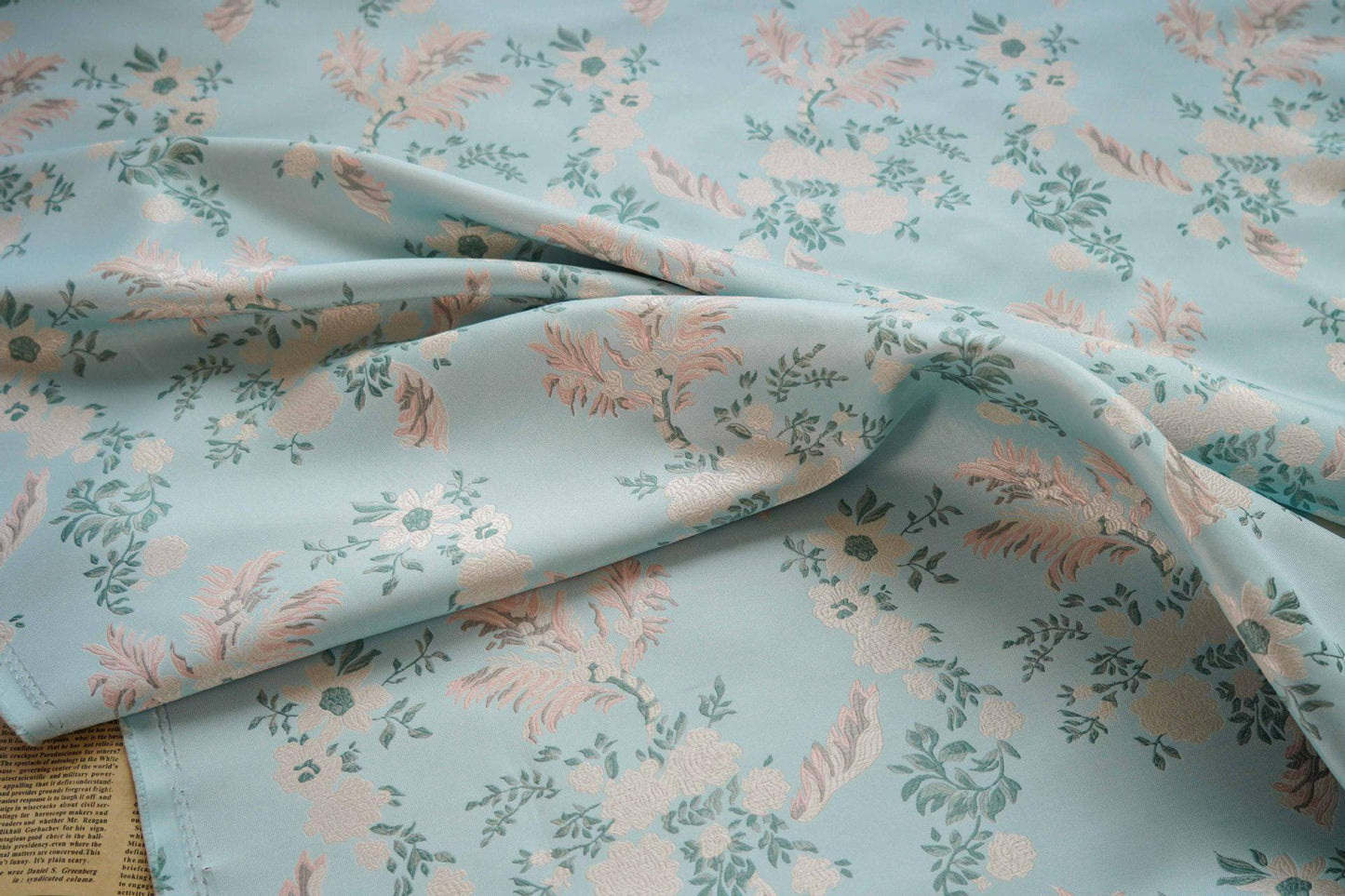 Tissu jacquard à motif floral : Lurex brillant tissé à motif floral 3D, 165 cm de large