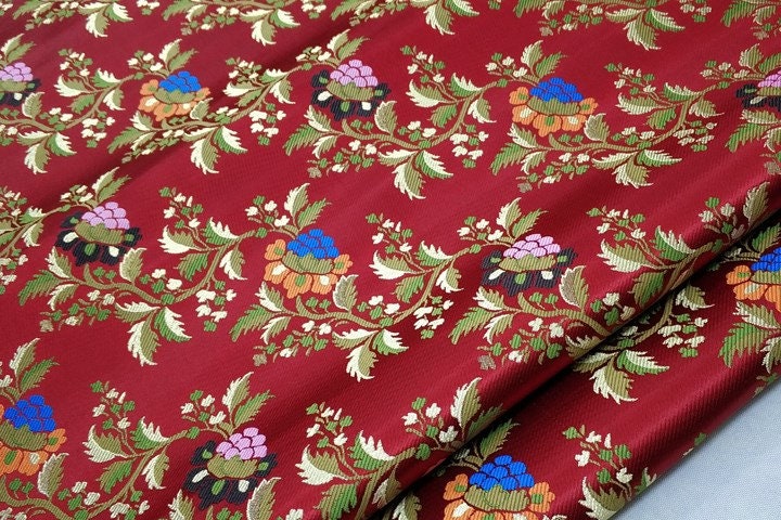 Tissu brocart à motifs floraux rouges : 25 % soie et rayonne, largeur : 74 cm