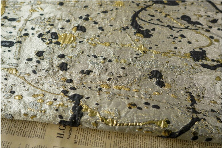 Tissu jacquard doré et bronzé : Matière de créateur métallisée en relief