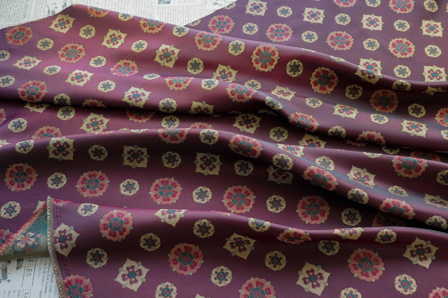 Tissu jacquard à motif de fleurs de pipa orientales avec accents dorés ��� Brocart de luxe Large