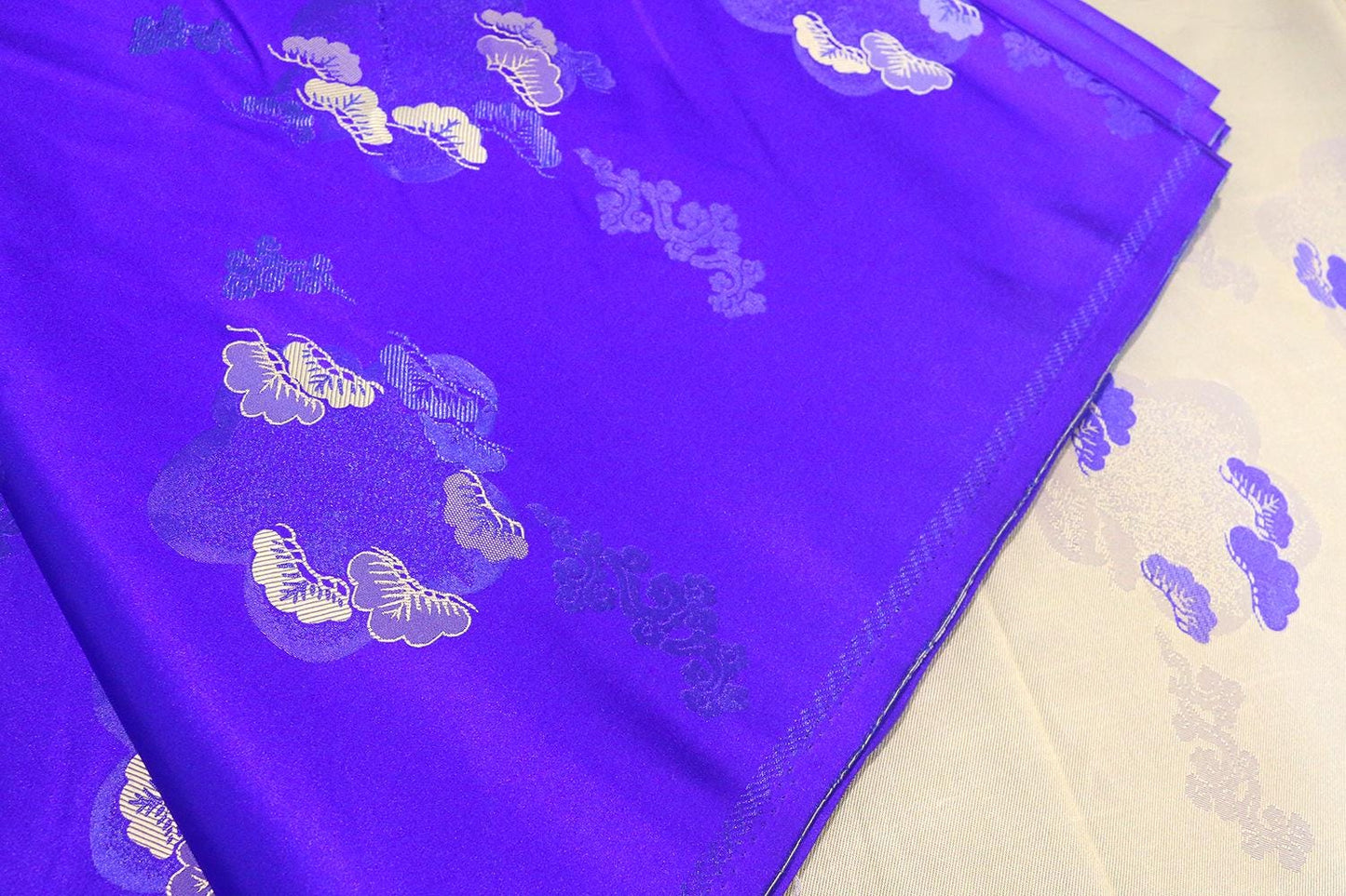Tissu brocart tissé Nishijin : Tissu d'ameublement à motifs floraux en fil d'or