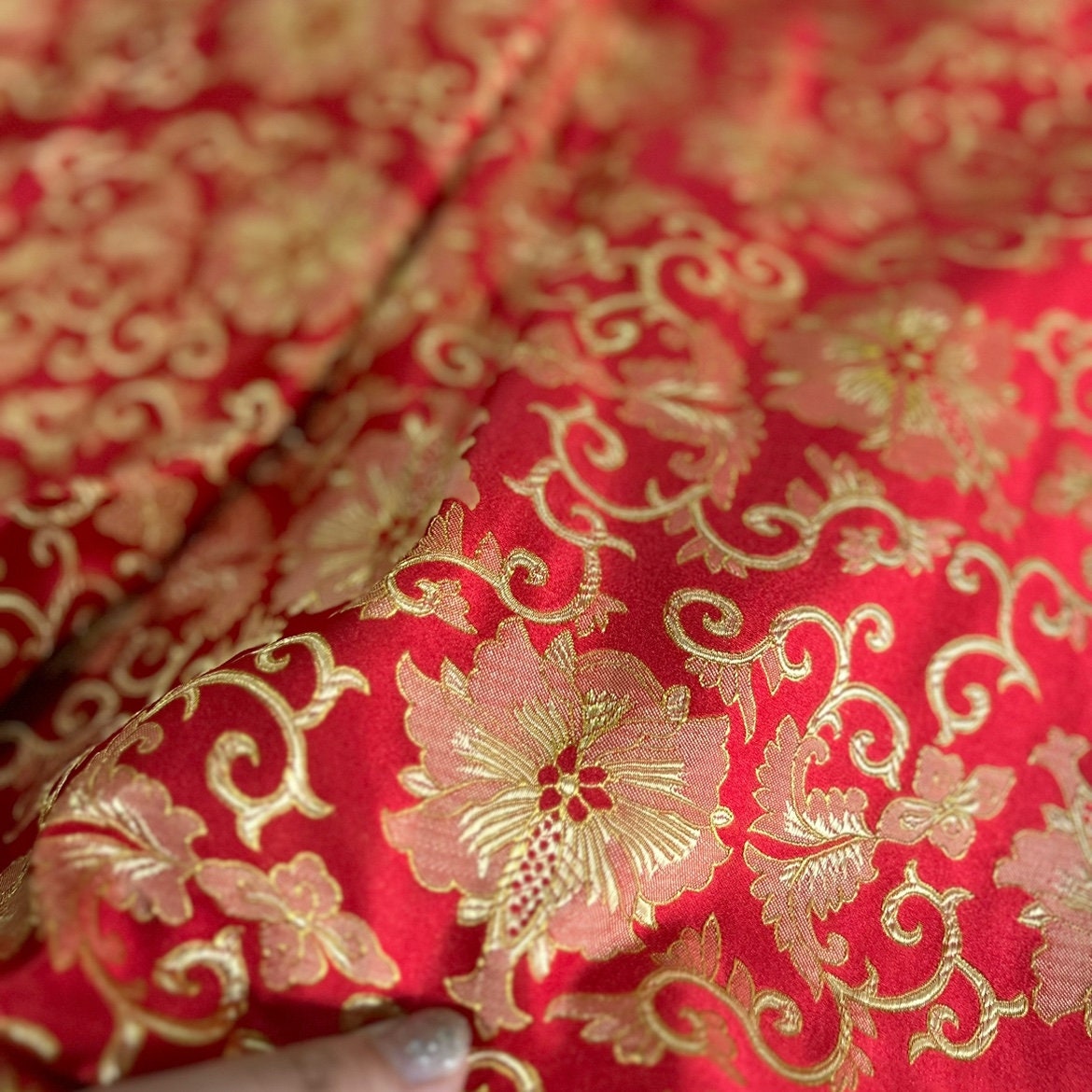Tissu brocart jacquard à motifs floraux japonais : rayonne rouge et or, 75 cm de large