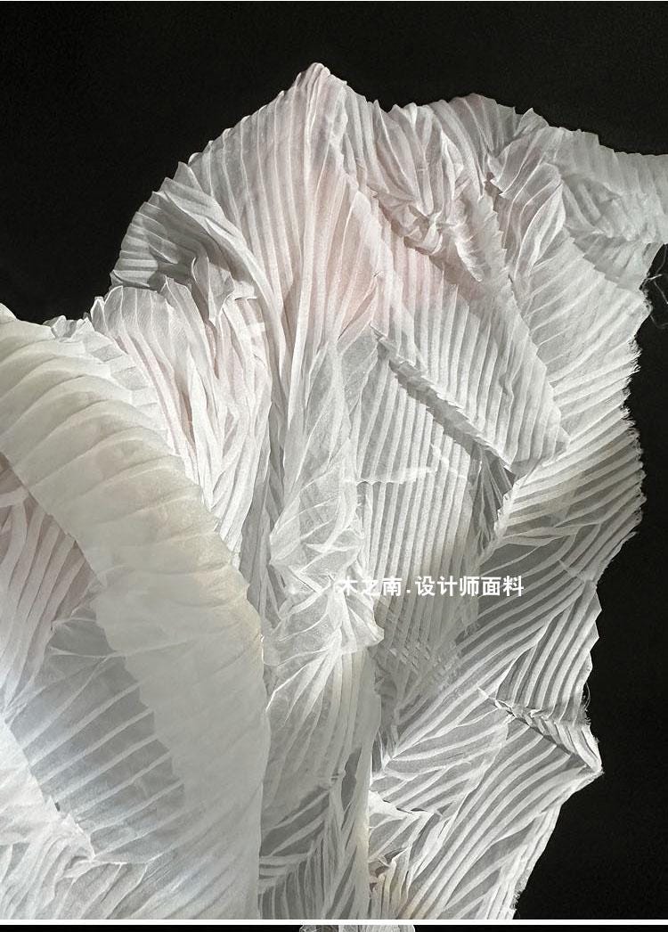 Crêpe plissé : texture pressée à la main, 140 cm de large