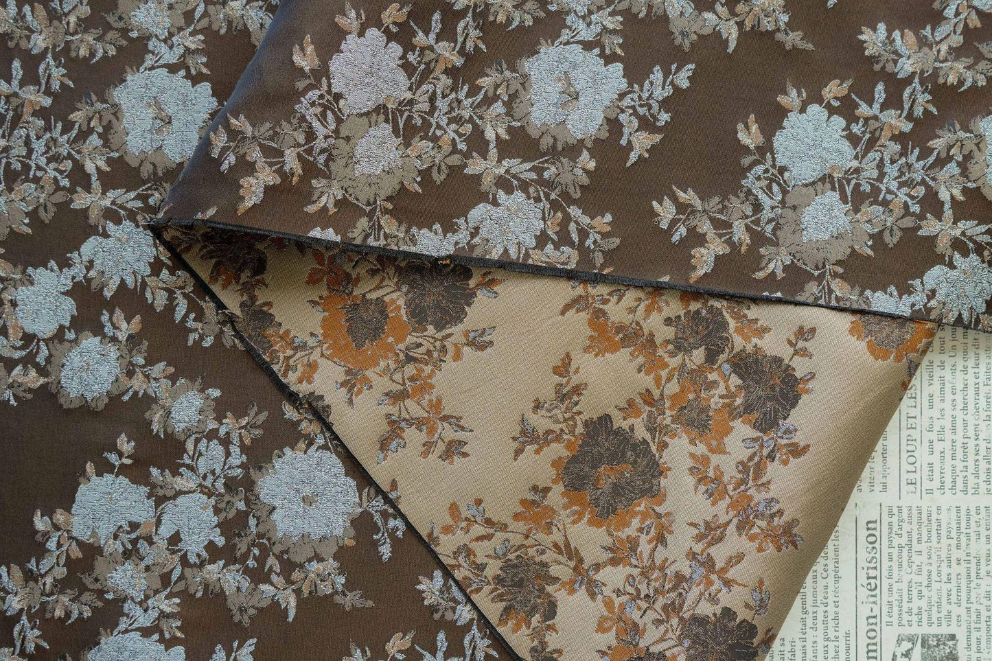 Tissu jacquard style palais européen, motif feuilles et fleurs, collection Reserve, largeur 62 pouces