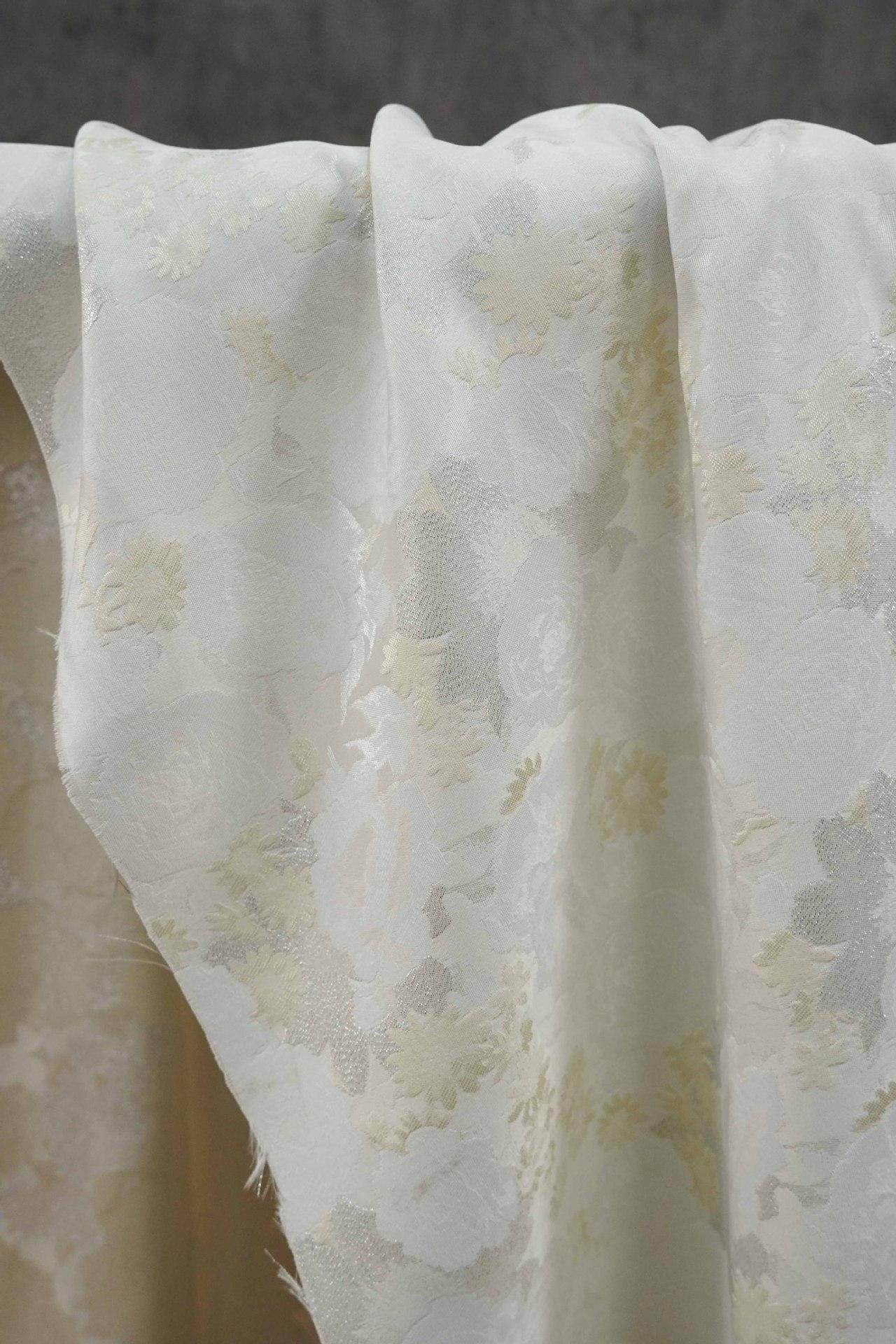 White Floral Jacquard Fabric ��� Gold Silver Lurex, 65ï¿