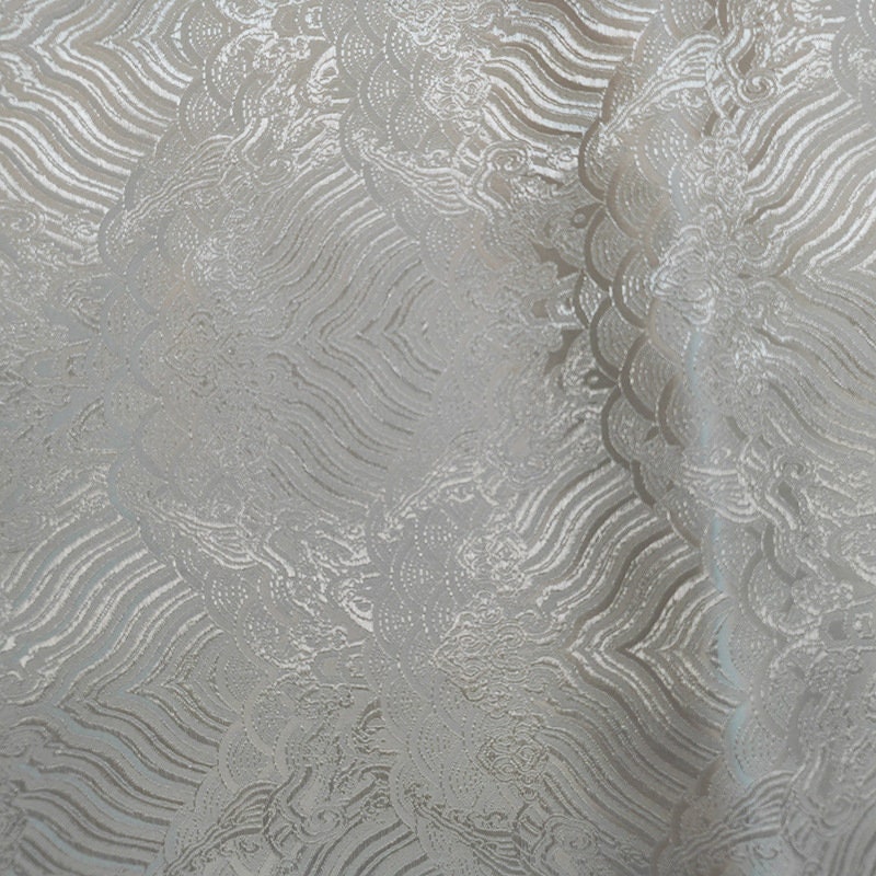 Tissu brocart floral métallisé blanc : rayonne de 114 cm de large, vendu au mètre