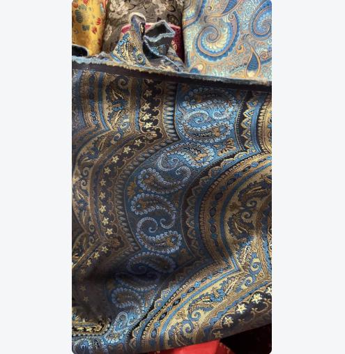 Tissu damassé à motifs cachemire pour cheongsam : matériau d'ameublement brun doré