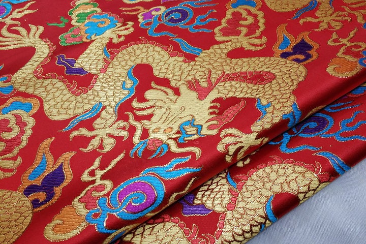 Tissu brocart brodé de dragons : tapisserie Cheongsam de l’empereur chinois (27,5 po de largeur)