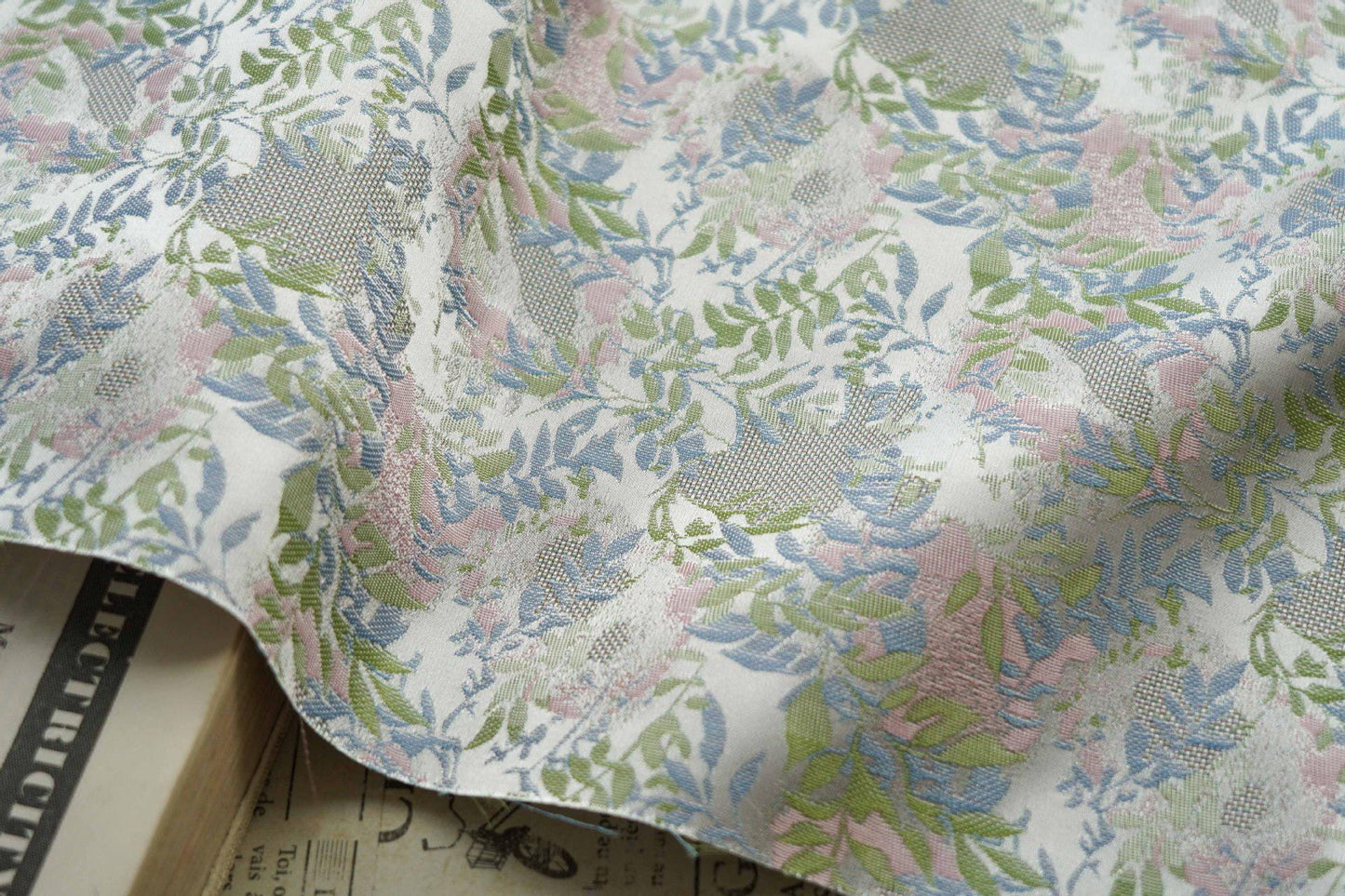 Tissu brocart magnolia gris clair : couture de cheongsam chinois et de robe tibétaine