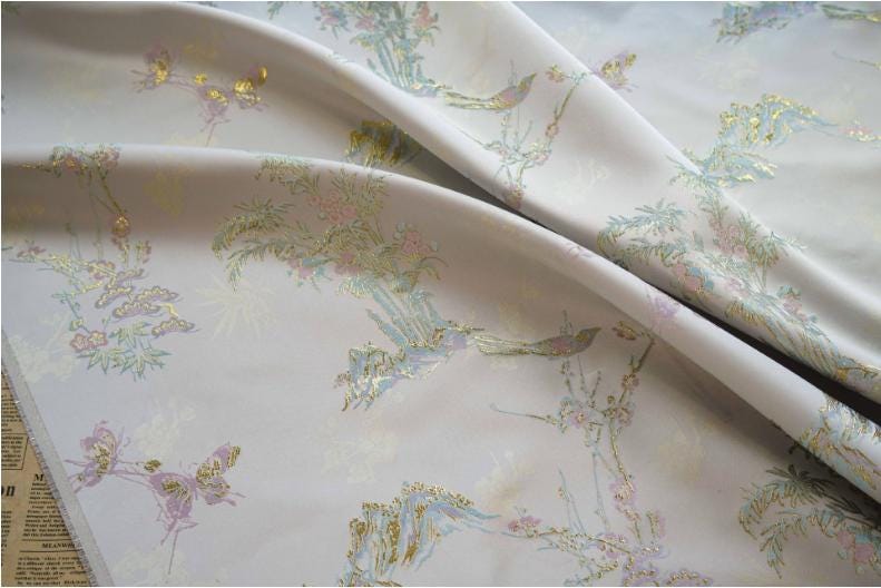 Tissu jacquard à fils d'or : texture 3D pour ameublement, costumes et décoration - 150 cm de large