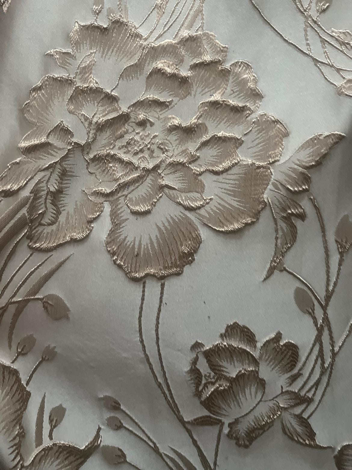 Tissu jacquard floral brodé or : 57 po de largeur, revêtement de créateur