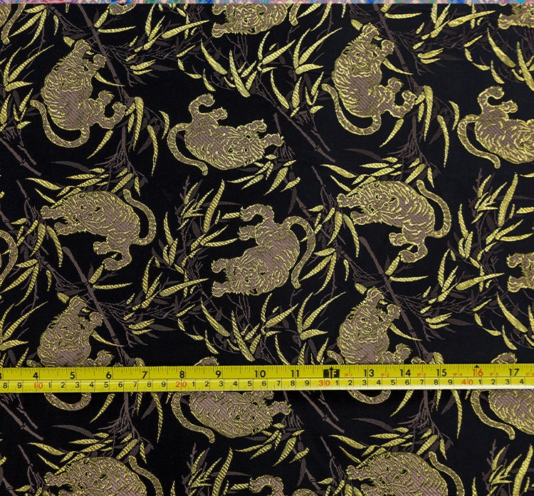 Tissu brocart de soie et bambou tigre : Nishijin tissé avec du fil d'or (29,5" de large)