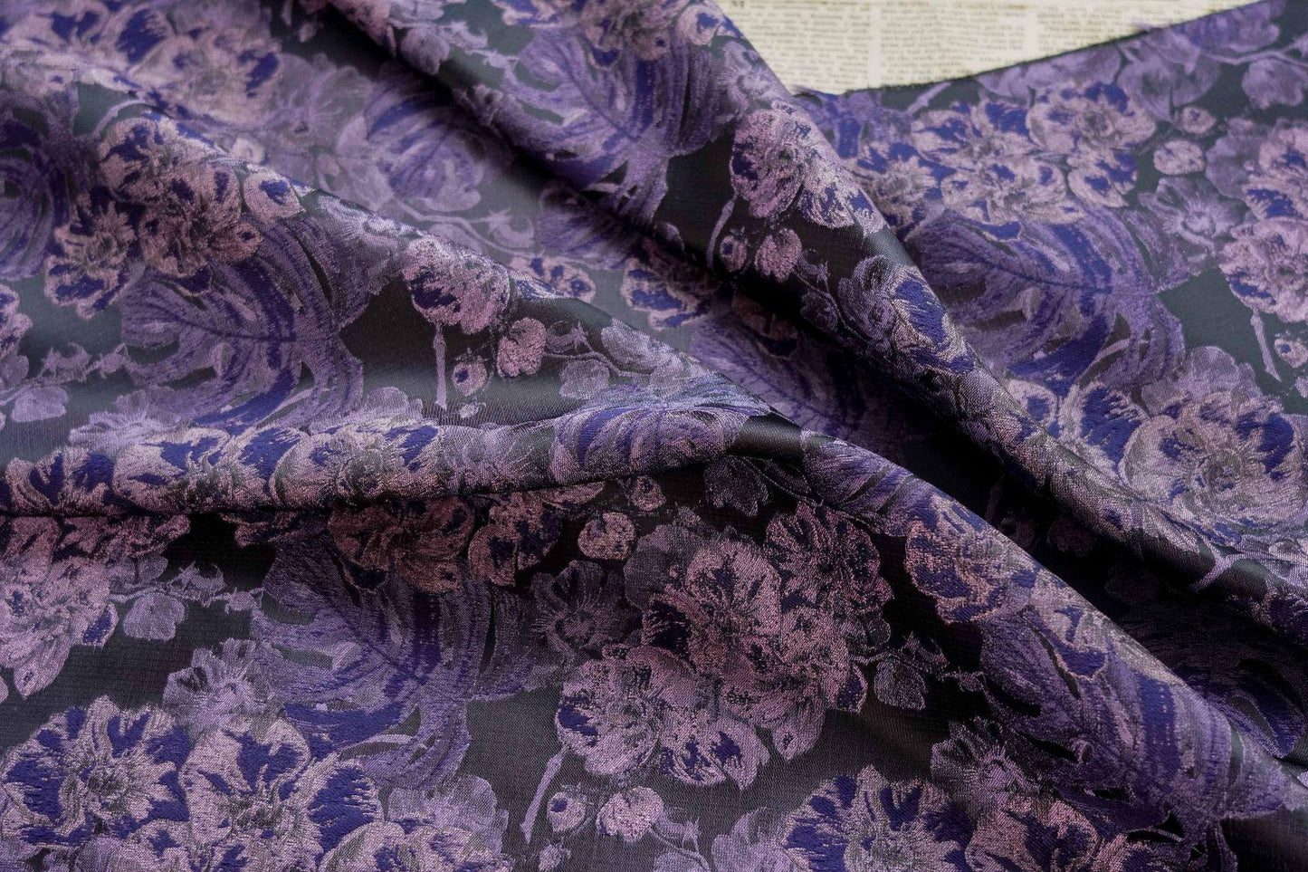 Tissu jacquard à motifs floraux violets : tissu teint en fil de 152 cm de large pour la couture et l’ameublement