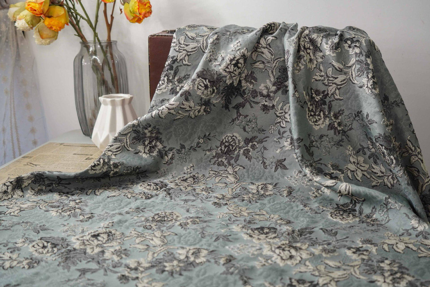 Tissu jacquard brocart style palais : damas floral, 150 cm de large
